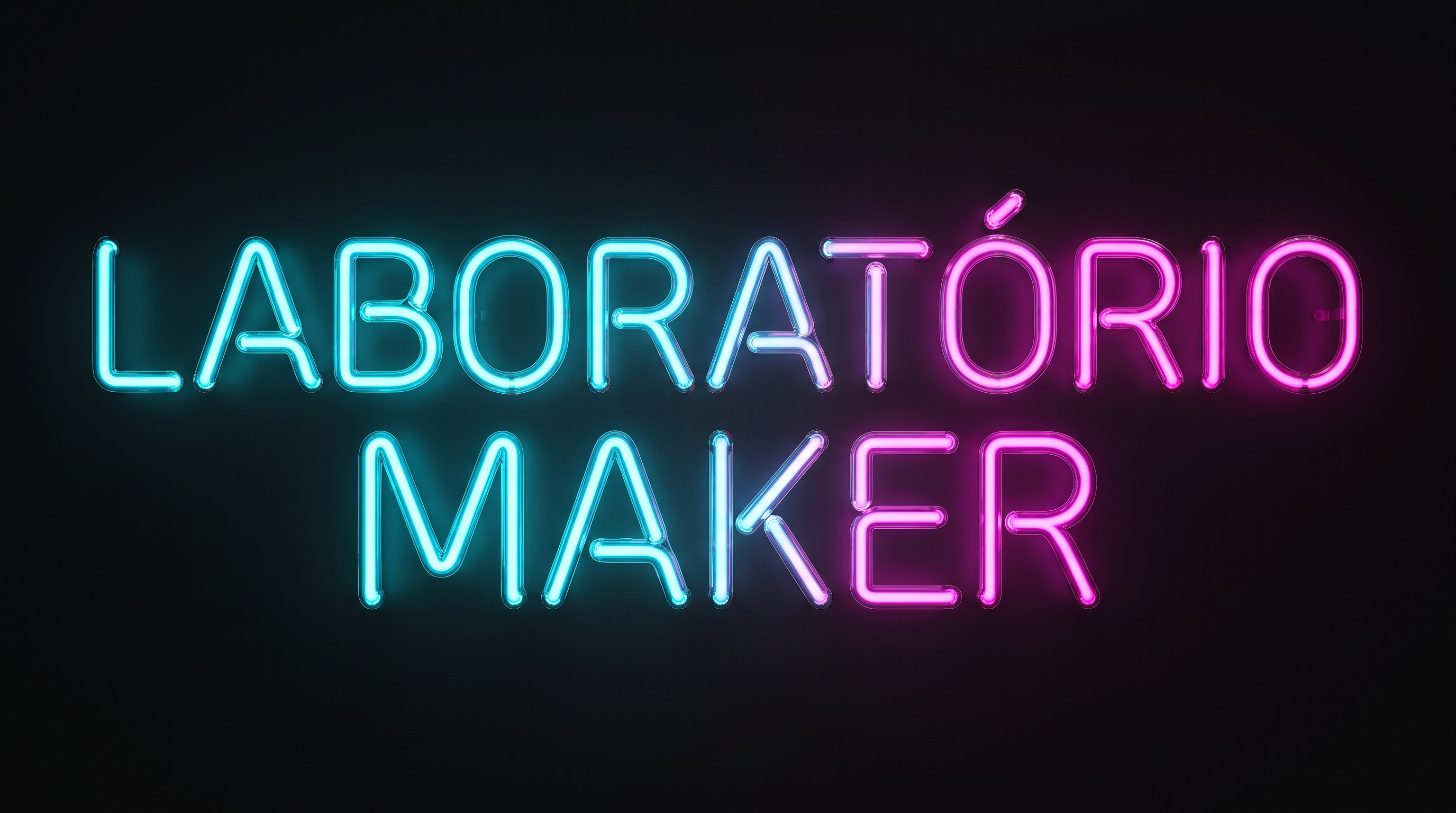 O letreiro de neon Laboratório Maker, em ciano e magenta sobre fundo escuro.